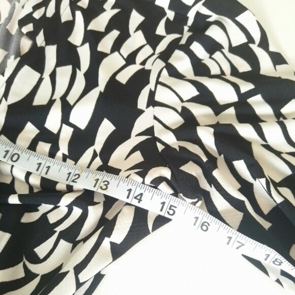 !NEW! MAGGY LONDON Wrap Dress Black and White Print Elegant and Versatil - Picture 5 of 7